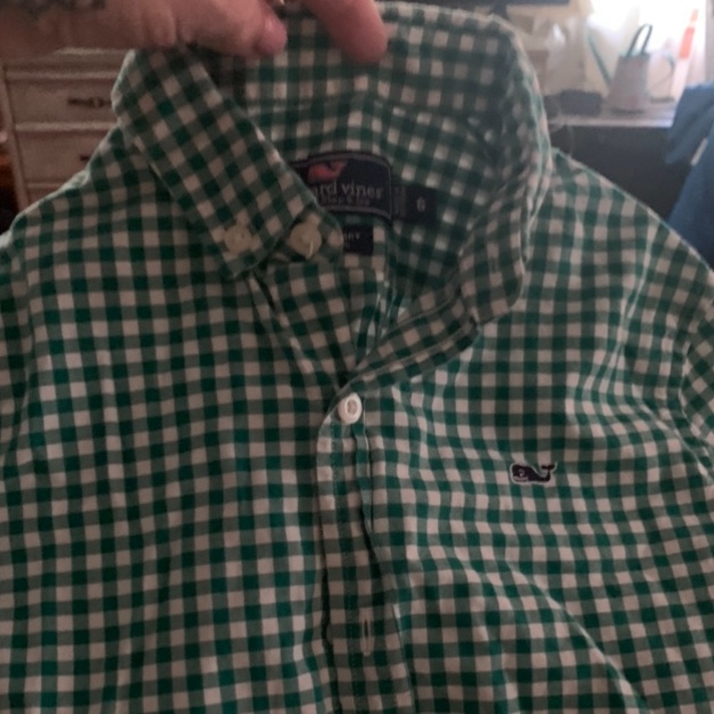 Boys vineyard vines dress shirt. Excellent condition.